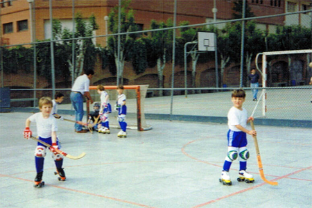 Jugant a hoquei de petit